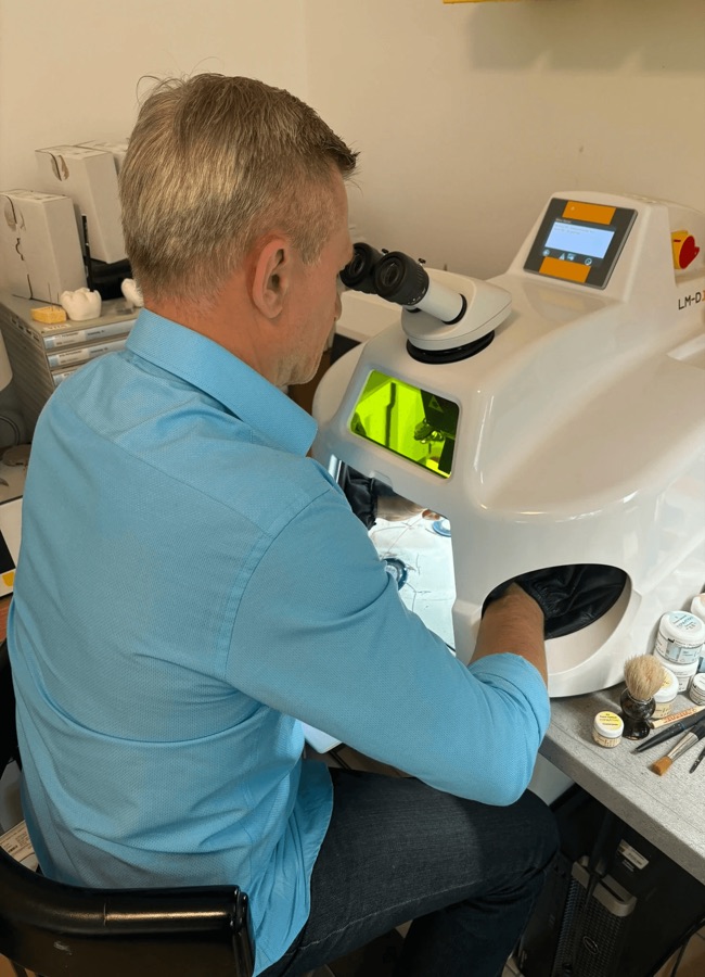 Aleksandr Ekkert am Dental-Mikroskop – modernste Geräte im Labor