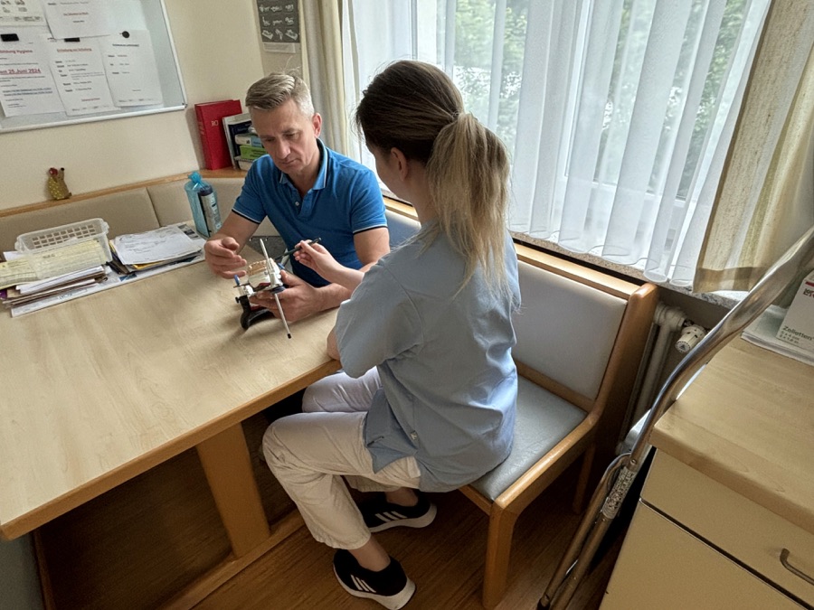 Aleksandr Ekkert bei der individuellen Beratung im Dentallabor Ekkert