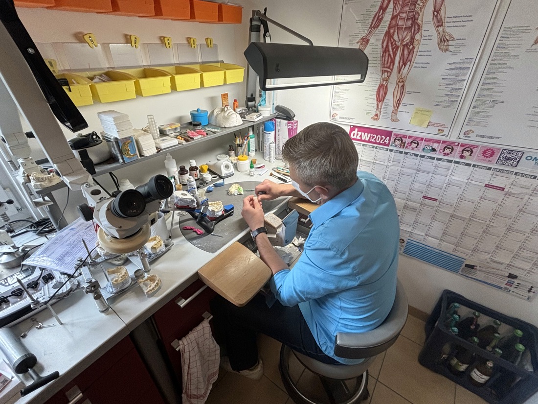 Aleksandr Ekkert bei der Feinarbeit am Arbeitsplatz