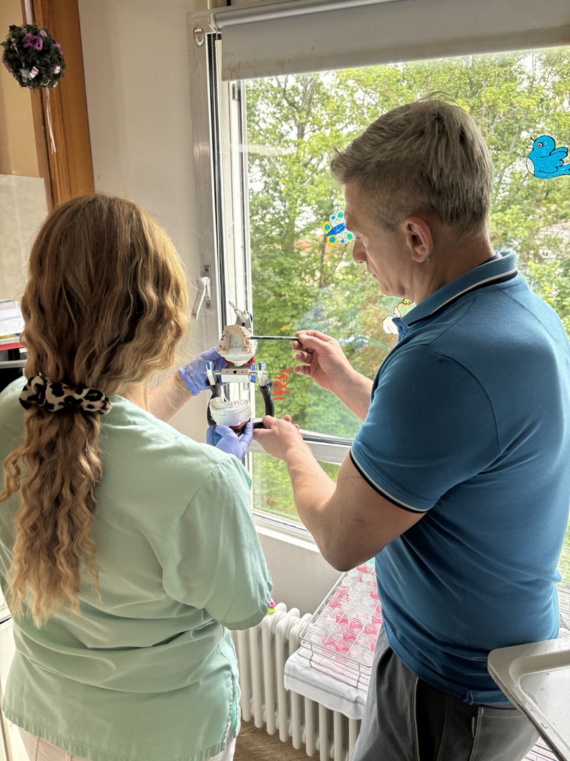 Präzise Handarbeit im Dentallabor Ekkert